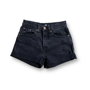 Svarta jeansshorts  - Fint skick! Fint skick! Jeansshorts i klassisk 5-ficksmodell med knappgylf och hällor i linningen. Rå nederkant. Något högre midja och avslappnad passform.