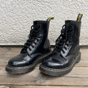 Dr. Martens  - Fina, sparsamt använda Dr. Martens. 
