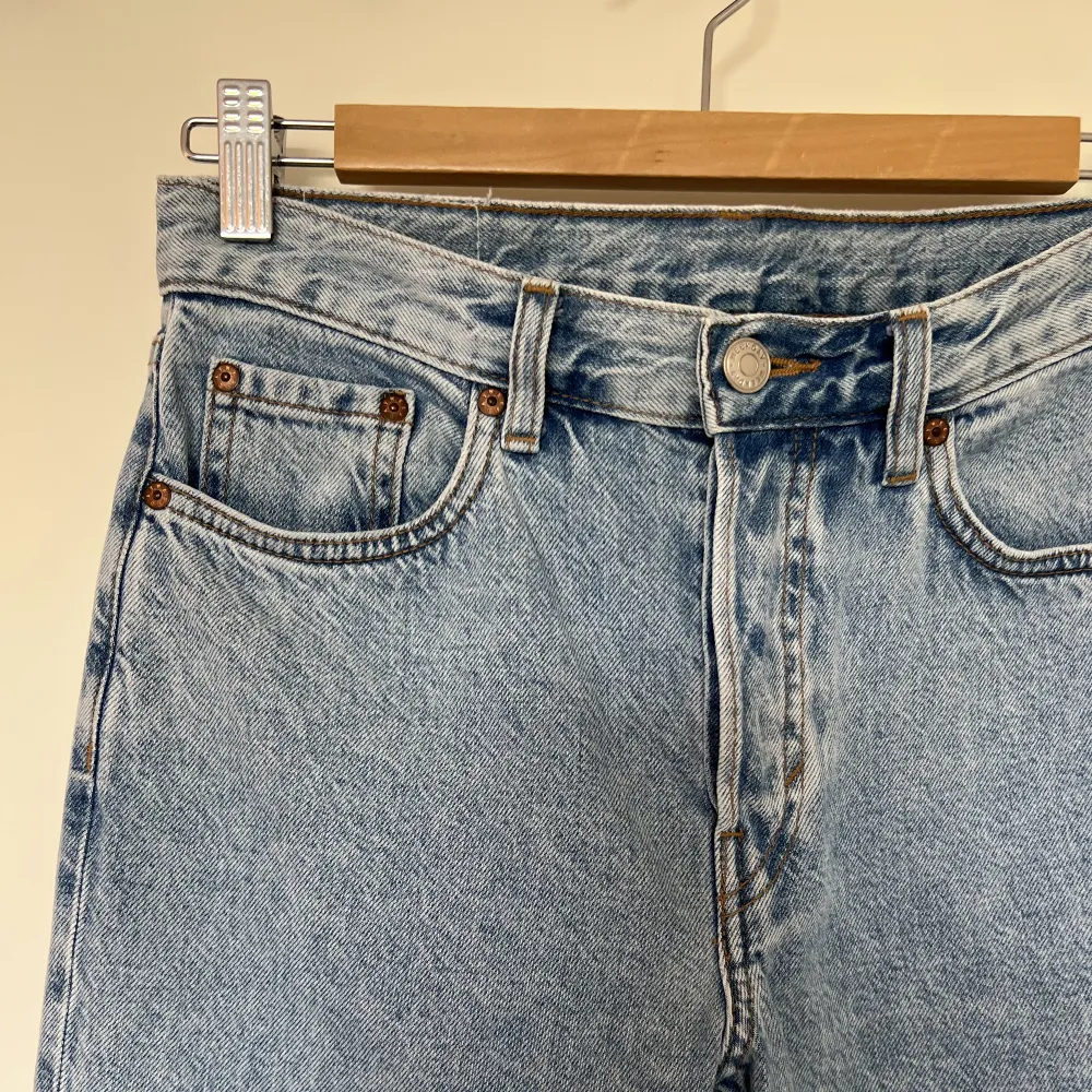 Ljusblåa jeans i jättefin tvätt från Weekday i modellen WIRE, strl W26/L30🤍i princip nyskick. Jeans & Byxor.