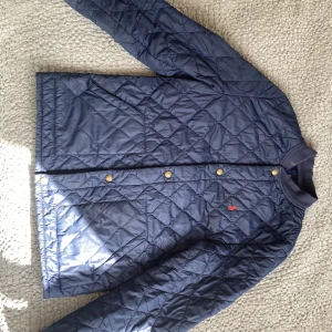 Polo Ralph Lauren höstjackan  - Stilren Polo Ralph Lauren höst jacka i mörkblått. Lite oversize i modellen. Storlek: XS/S 14-16 år. Jackan har ett litet hål på ena armen, 