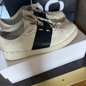 Valentino Skor - Skorna kommer tvättas innnan jag fraktar och de får ni bevis på Strl 43 Box hänger med