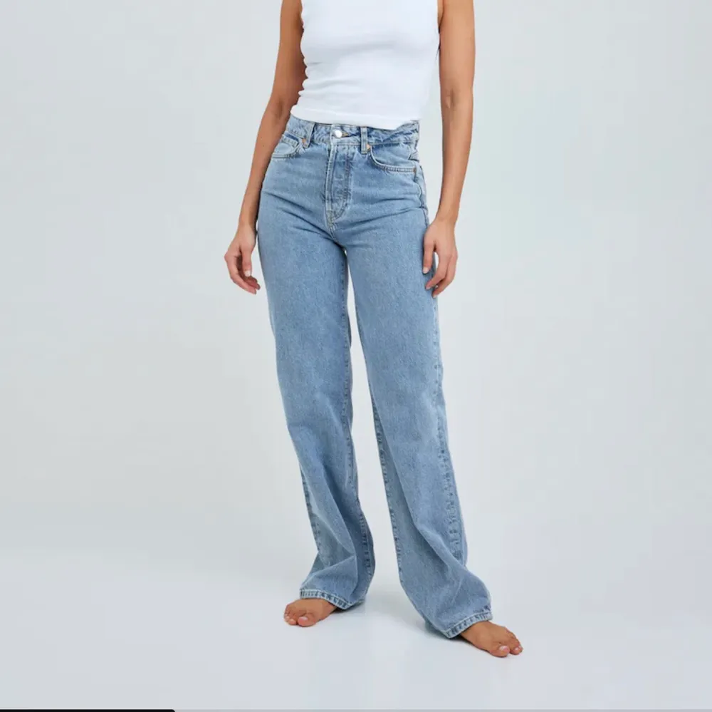 Blå jeans från bikbok som är avklippta nertil då de är väldigt långa, strl 27 och längd 32. . Jeans & Byxor.