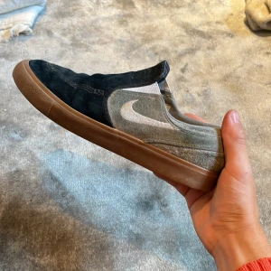 nike jonoskis - fina nike sb janoskis, mocka i användt skick.