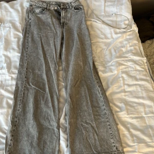 Gråa jeans  - Säljer mina jeans från H&M som är skitsnygga o knappt använda men inte min typ av jeans :/ 