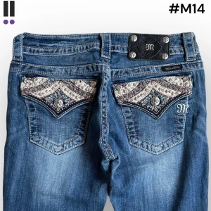 lågmidjade MissMe Bootcut jeans M14 - MissMe jeans i model Boot 💜 Tag 27W 💜Midja (rakt över) 37cm 💜 Innerben 86cm 💜 Ytterben 106cm 💜 Benöppning 20cm 💜  💜Våra mått blir W=29 och L=33 💜 Men jämför alltid måtten med ett par jeans som sitter bra 💜