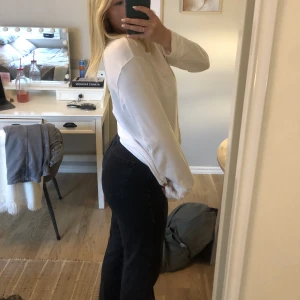 Gråsvarta jeans - Säljer mina gråa/svarta vida jeans! De är väl använda men i fint skick! Jag säljer dom då jag har nya och därför används inte dessa! Skriv för yttligare frågor eller bilder 💕💕