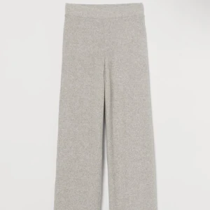 mjukisbyxor - Säljer dessa byxor. Bra skick och slut på hemsidan. Kontakta för mer bilder!💞