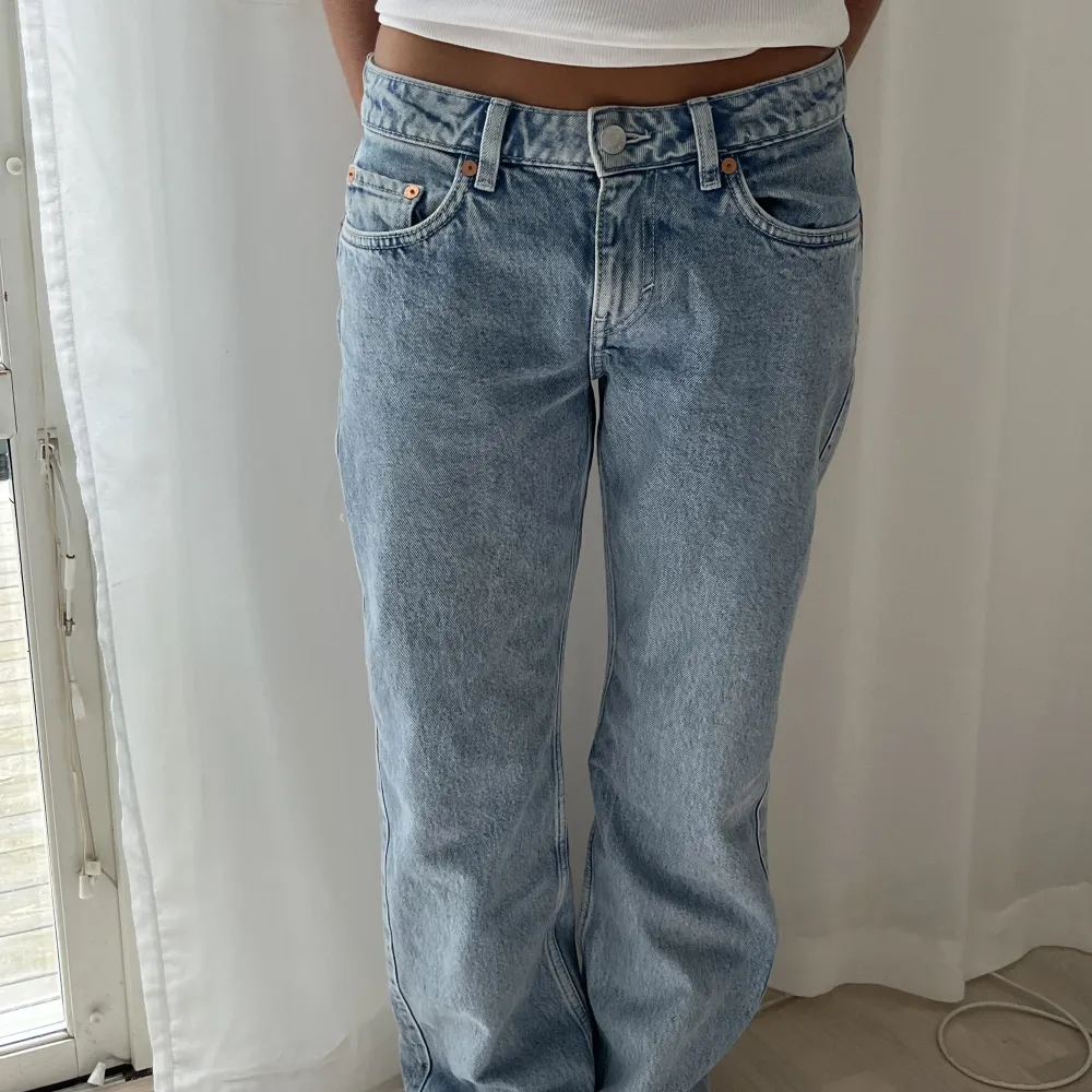 Snygga lågmidjade jeans. Från weekday. Aldrig använda, köpta för 500kr. Storlek W26 L30. Jeans & Byxor.