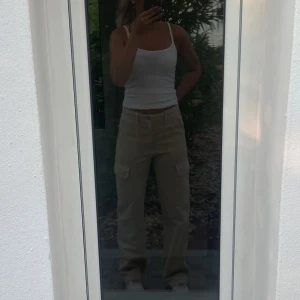 Cargo pants zara - Ett par jätte snygga cargo byxor från zara i nyskick. Säljer pågrund av att dom inte kommer till någon användning. Dom är i storlek 32 men dom är mer som en 34☺️💗😇