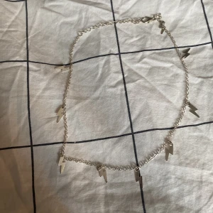 Blixt halsband - Jätte fint blixthalsband i silver bra skick köpt för 100kr säljer för 15 den är justerbar 💪🏽❤️