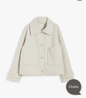 Jacka Kappahl  - Storlek XS. Ljusbeige jacka från Kappahl! Använd två gång, som ny! Nypris 899kr. Köpare står för frakt