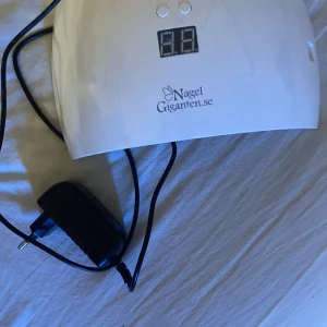 Uv lampa från nagelgiganten  - Fullt fungerande uv lampa från nagelgiganten. Säljs då den Inte kommer till användning. Använd några få gånger, men i mycket bra skick. Köparen står för frakten. Köptes för 499 och då den är i bra skick så säljer jag den för 250 kr. 