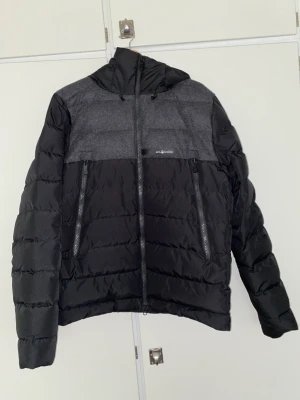 Goretex sail racing jacka - Hej! Jag säljer min sambos jättefina goretex Sail Racing jacka som är köpt för 5000kr på Boozt.se för inte så länge sen. Den är knappt använd och har funnits i ett djur och rökfritt hem! Just nu tar den mest plats då han inte använder den.  Möts bara upp!