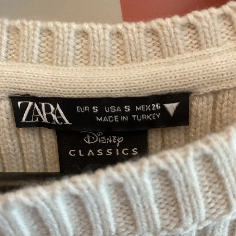 En jätte fin tröja ifrån Zara med kaninen ifrån Bambi på❣️Den har inte kommit till användning. Tröjor & Koftor.
