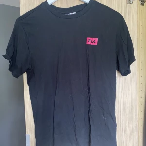 Fila tröja - Enkel svart t-shirts från FILA. Använd 1 gång endast. Finns matchande cykelbyxor till om så önskas. 80kr plus frakt 40kr.