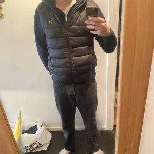 Lyle and Scott väst - Säljer denna snygga Lyle and Scott väst då jag har växt ur den, den har ett litet ihopsytt hål på nedre delen av ryggen vilket man inte märker av. Nypris 1100 mitt pris 300