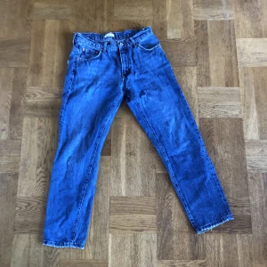 Woodbird jeans - Ett par använda woodbird byxor som är för små det är typ loose fit/ Baggy fit, har sytt lite på knät men syns inte så mycket.