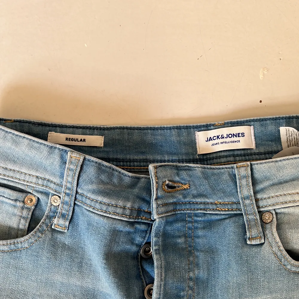 Jeansshorts från Jack&Jones, Regular fit, inga defekter, skriv för fler bilder eller info🫶. Shorts.