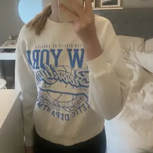 Säljer en vit sweatshirt med blått tryck från Gina tricot. Säljer för att den är för liten för mig. 