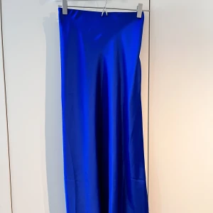 Midi satin kjol - Midi satinkjol från Lindex. Aldrig använd. Ord pris 399:- 