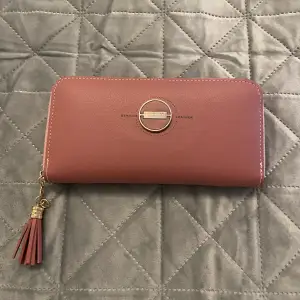 Jättegullig plånbok i färgen rosa/nude Pris kan diskuteras 