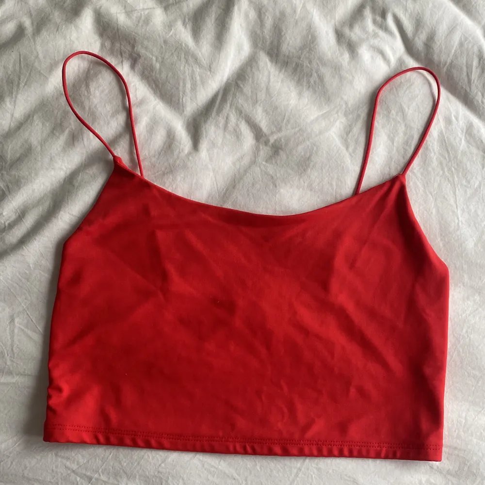 Hej säljer nu ett rött linne i storlek L men man kan ha den om man är en M. Den är ifrån Bershka och använd få gånger sitter snyggt på! :). Toppar.