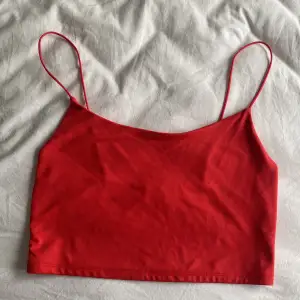 Hej säljer nu ett rött linne i storlek L men man kan ha den om man är en M. Den är ifrån Bershka och använd få gånger sitter snyggt på! :)