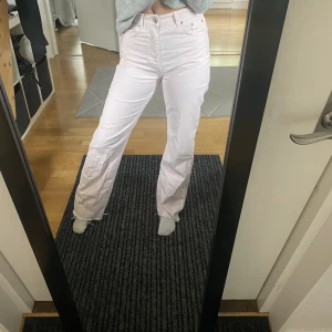 Ljusrosa jeans💗 - Jeans från ginatricot, använda en gång. Sitter bra på mig. 