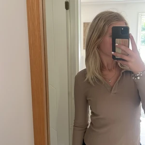 Långärmad tröja - Beige långärmad tröja från vero Moda. Rätt ny med inga skavanker