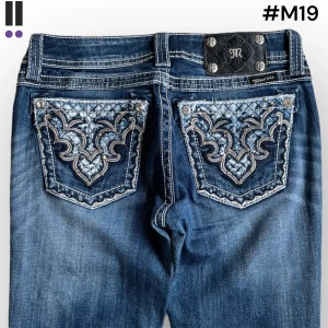 lågmidjade MissMe Bootcut jeans M19 - MissMe jeans i model Boot 💜 Tag 28W 💜Midja (rakt över) 37cm 💜 Innerben 78cm 💜 Ytterben 103cm 💜 Benöppning 21cm 💜 Lite nergångna 💜Våra mått blir W=29 och L=30 💜 Men jämför alltid måtten med ett par jeans som sitter bra 💜