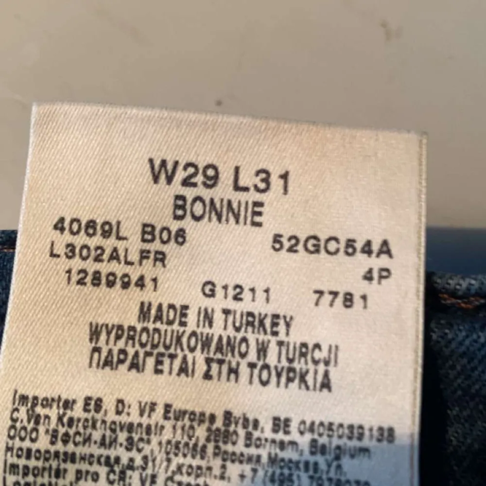 Säljer lågmidjade jeans från lee W29 L31 Lite stora på mig som anväder 34. Jeans & Byxor.
