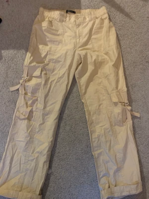 Beigea byxor  - Hej jag säljer ett par beigea byxor i storlek 42. De är köpta på Gina tricot för 499kr Säljer de för 150kr. Om ni är intresserade så kom privat för att diskutera om priset.