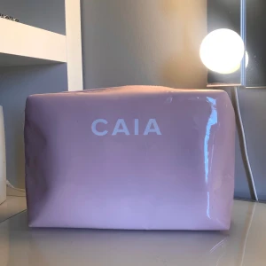 Caia necessär  - Stor rosa caia necessär! Fint skick utan några fläckar💛 25 x 8,5 x 17,5cm