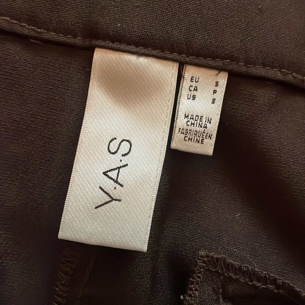 Ett par bruna kostymbyxor ifrån YAS (veromoda) Inga defekter och inte använda så mycket. Skriv vid frågor! Köparen står för frakten!💓💓. Jeans & Byxor.