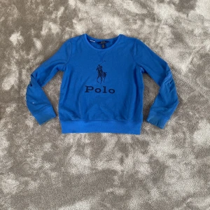 Polo tröja  - En fin polo tröja som är från 12-14 år. Den är använd och har en liten vit färgklick på högra armen men man ser den knappt. 