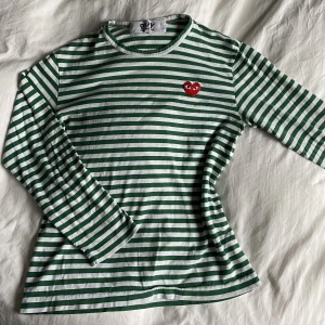 Grönrandig långärmad CDG tröja  - Storlek M men väldigt lite i storleken liknar mer XS/S  Priset är diskuterbart😎