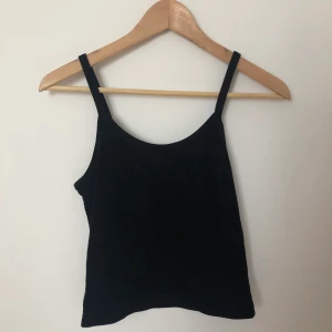 Fin satintopp i svart - Fin satintopp i svart som inte har användts. Väldigt 00tal