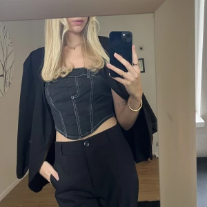 Jeanstopp  - Säljer den här otroliga jeanstoppen från NLY Jeans🖤 Tyvärr passar den inte mig. Helt utan defekter