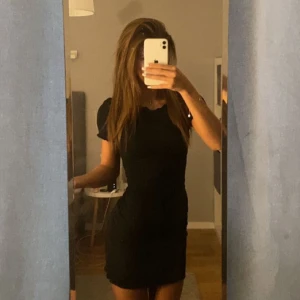 svart klänning  - säljer denna svarta klänningen, använd få gånger alltså inga defekter, den går till lite över knäna alltså en kortare klänning. den är i s men passar xxs-m💞