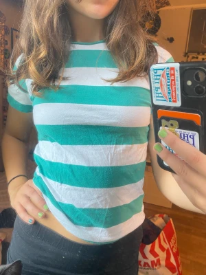 Baby tee 💚 - Randig baby tee i bra skick 💚