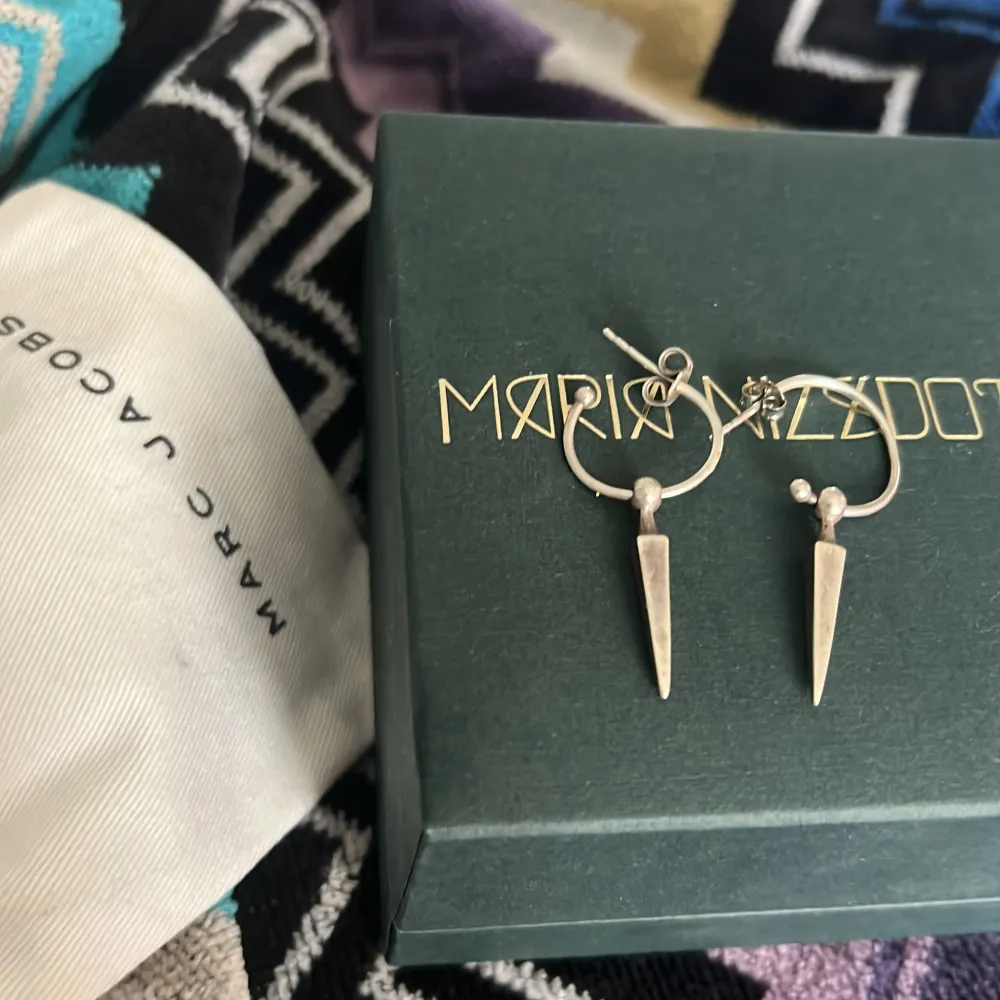 Säljer mina fina Maria Nilsdotter örhängen i den äldre modellen så de är lite lättare än vad de är på modellen på hemsidan. Poison arrow earring heter modellen. Original pris för båda är 2695kr. Accessoarer.