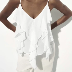 Zara topp - Säljer denna zara topp då den är lite liten över bysten, använd endast 1 gång. Tryck inte på köp nu, tack💋