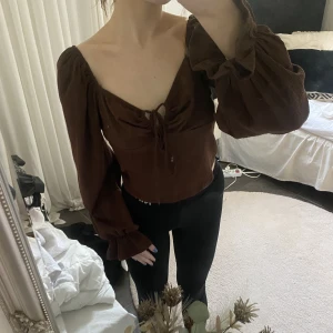 TOPP - Fin topp som går att använda både till fest eller till vardags. Använd 1-2 gånger. Storlek L, men sitter helt okej på mig som vanligtvis brukar vara i storlek XS/S🌸