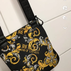 Versace jeans couture väska - Äkta Versace axelremsväska i bra skick.  