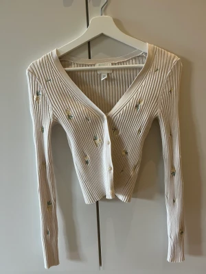 Topp med tillhörande kofta - Blommig topp med tillhörande kofta i väldigt fick skick. Delarna kan användas separat.