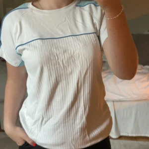 T-shirt - Vintage t-shirt köpt second hand i storlek M, supersnygg men kommer tyvärr ej till användning längre🥰 