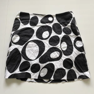 Kjol - En underbar mönstrad ”skort” (kjol med inbyggda shorts) från Girls Golf i linnetyg! Superfint skick och säljer endast då den är förliten för mig🤞