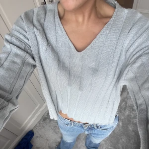 Tröja från zara  - Så fin turkos tröja från zara kids! Perfekt nu till hösten. Den är i storlek 13-14 år men passar mig med S!