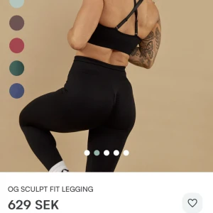 Hanna Öberg tights ownu  - Svarta scrunch tights från Hanna Öbergs egna märke Own U, endast använda en gång och tvättade en gång så i nyskick! Säljer då jag har för många tajts☺️😅