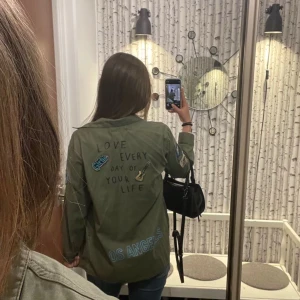 Grön Replay jacka - Skit snygg grön jacka från märket Replay. Massa coola och snygga detaljer på jackan. Skriv för fler bilder på detaljer osv🙌.   Använd 1 gång så i nytt skick. Storlek S, men passar även XS och M beroende på hur du vill att jackan ska sitta🤩